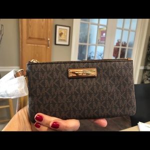 NWT Matching Michael Michael Kors wristlet